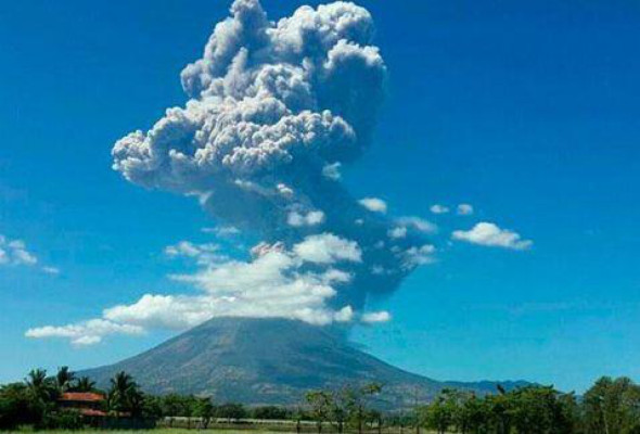 Evalúan los daños por la erupción mientras persiste la amenaza de un volcán en El Salvador