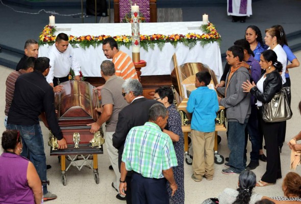 Con dolor despiden a familia que pereció en accidente