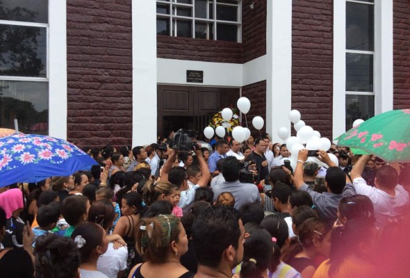 Sepultan al periodista hondureño Herlyn Espinal entre aplausos