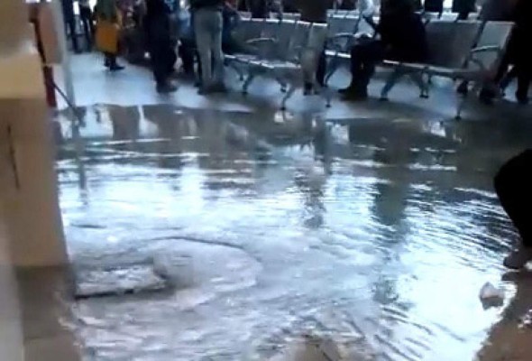 Alcantarilla se desborda dentro de la sala de espera de emergencia del IHSS