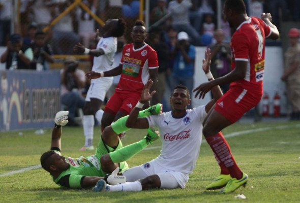 El increíble gol fallado por Costly en la Final