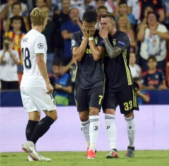 Federico Bernardeschi intenta consolar a Cristiano Ronaldo. Foto AFP