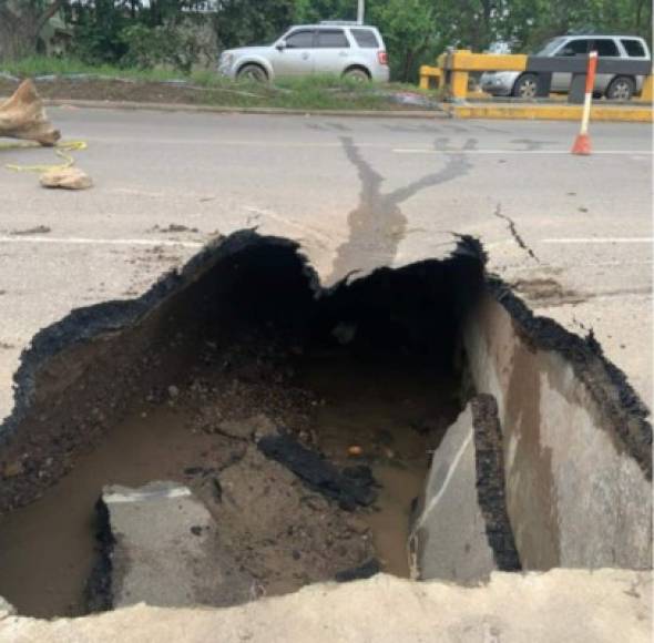 El carril que conduce de San Pedro Sula a Villanueva fue cerrado a la altura de la dasolinera American junto a empresa de procesadora de pollos.