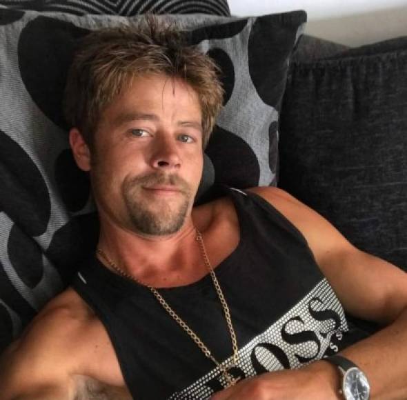 Actualmente Natham tiene más 15 mil seguidores en su cuenta de Instagram. En ésta se hace llamar “Brad Pitt look alike” (el doble de Brad Pitt).