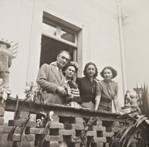 Muray conoció a Kahlo y Rivera a través de Covarrubias, con quien entabló una amistad durante su trabajo en la revista Vanity Fair, donde Covaburrias se desempeñaba como caricaturista. <br/><br/>Ellos también lo introdujeron posteriormente a otras prominentes personalidades de las artes.<br/><br/>