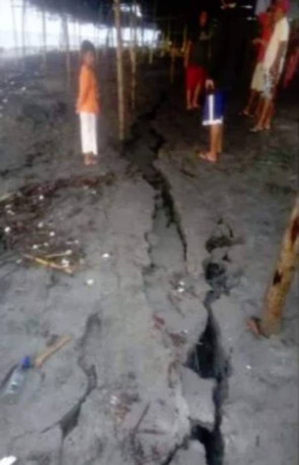 Tras el fuerte sismo, varias grietas se formaron en las playas del Pacífico salvadoreño.