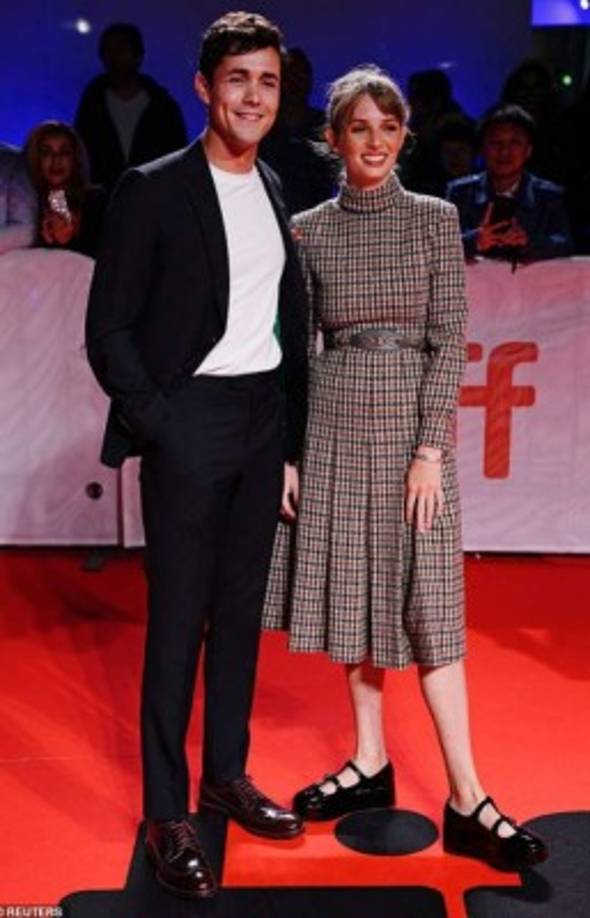 Parece que Hauer-King está actualmente soltero.<br/>Durante el rodaje de 'Mujercitas', Hawk y Hauer-King fueron relacionados sentimentalmente, pero el par solo mantiene una buena amistad.<br/>