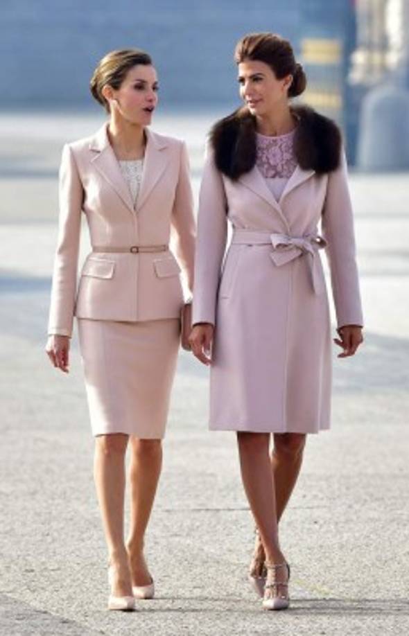 Letizia y Awada coincidieron en el evento con sus trajes en tono pastel, ceñidos por la cintura. Como lo dicta el protocolo, el largo de las faldas fue hasta la rodilla.