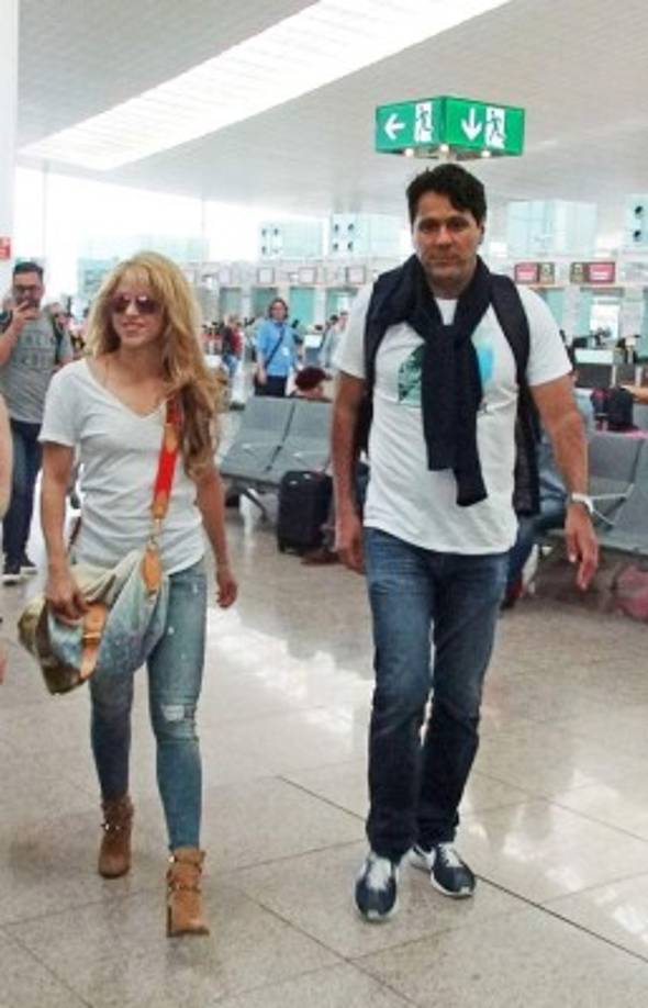 Pero las imágenes de Shakira llegando al aeropuerto de Barranquilla, Colombia dejaron a muchos hablando.