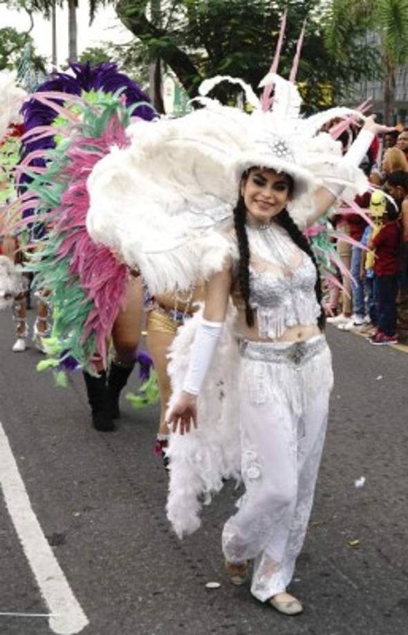 Los trajes coloridos encantaron a los sampedranos.