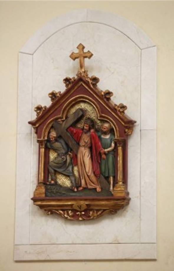 El pintor hondureño Rolando Rodríguez, más conocido como Sambo, se encarga de pintar y restaurar