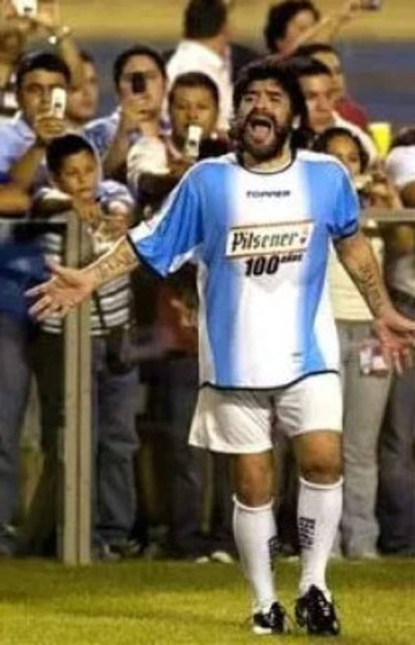 La cancha fue 'acortada', para dejar el campo en medidas más parecidas a las de un partido de fútbol sala.