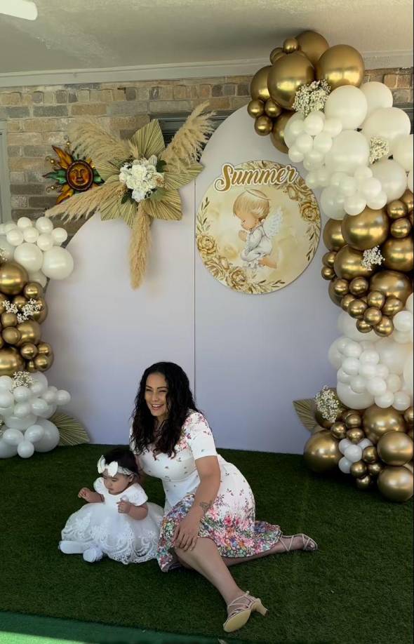 Para culminar el día, Elsa organizó una íntima celebración y una sesión de fotos para conmemorar este significativo evento.