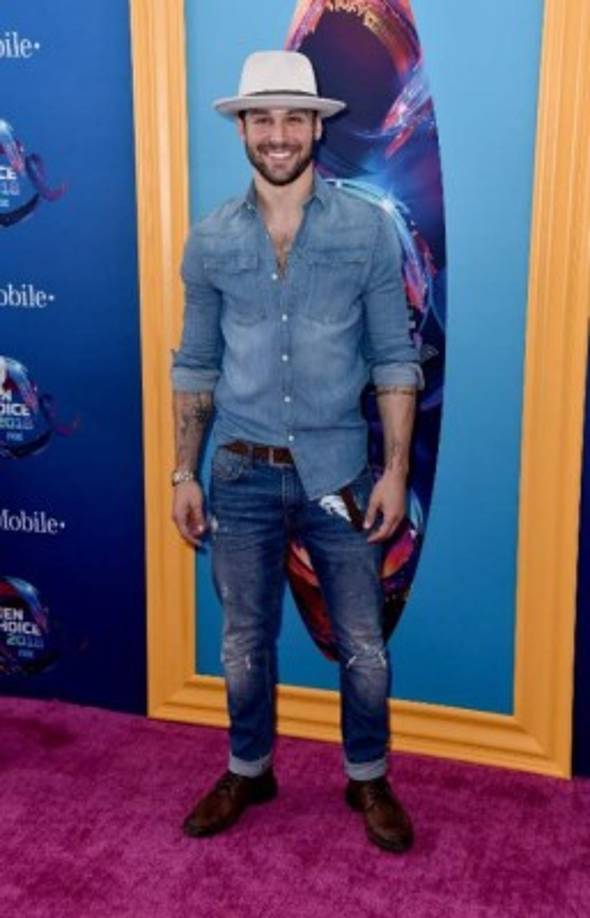 El actor mexicano Ryan Guzman usó demasiada mezclilla, y lo peor, tenía tanto potencial para deleitar nuestras pupilas.