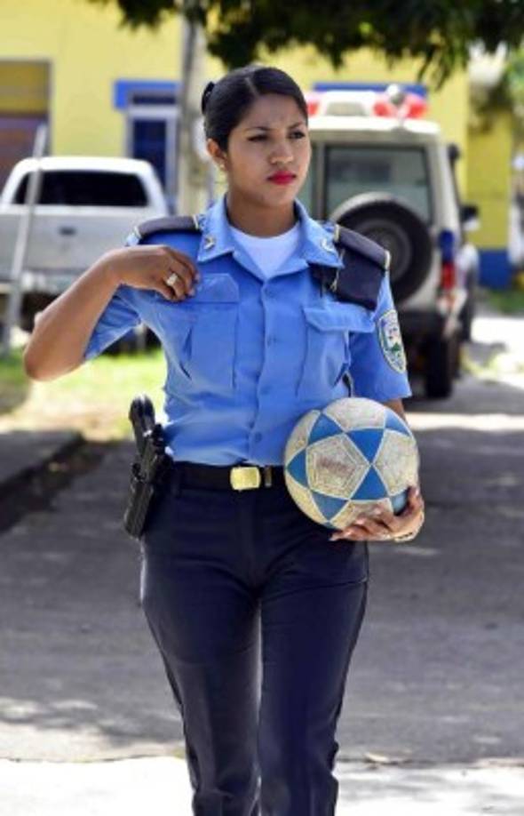 Esta agente del orden sirve a la ciudadanía en la Jefatura Departamental de Atlántida; en sus ratos libres practica fútbol con el equipo femenil de la institución.