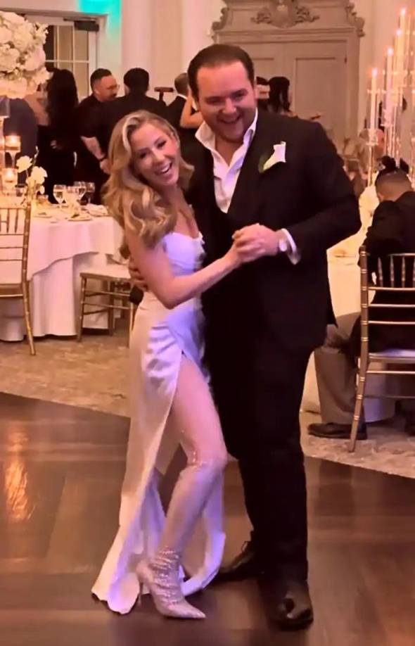 También la pista de baile presenció instantes inolvidables, como el primer baile de los recién casados y el reencuentro de Hale con las otras cantantes de apoyo de la película. “Funcionó como una cápsula temporal.” “Estábamos bailando y, de pronto, sincronizamos un paso como si no hubiese pasado el tiempo”, afirmó la actriz.