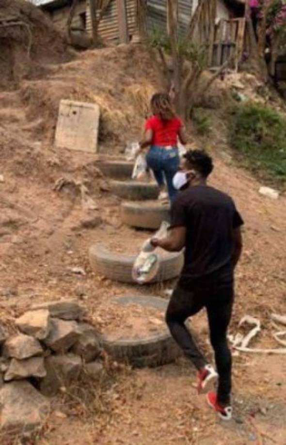 Rubilio Castillo publicó fotografías en la que aparece al lado de su esposa llevando alimentos a personas de escasos recursos económicos.