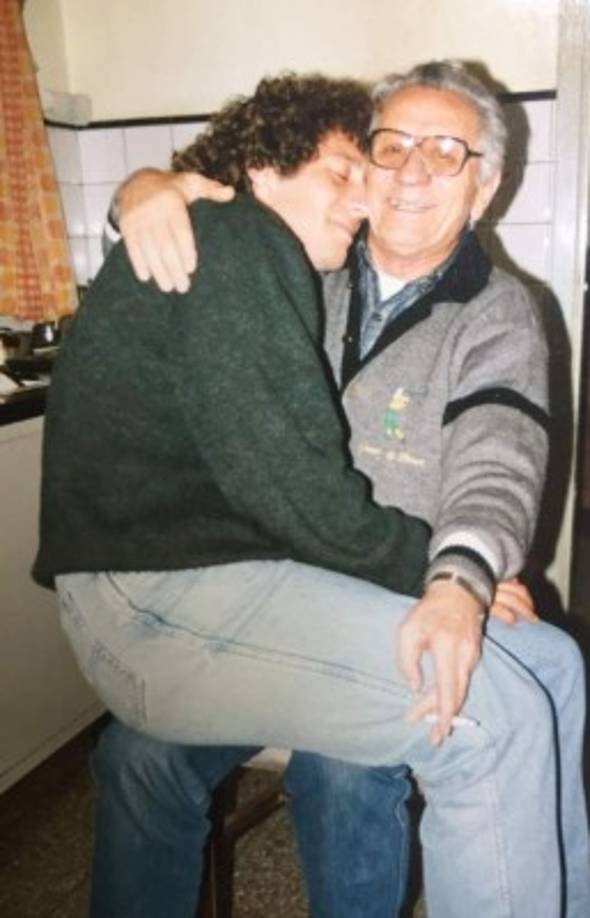 Imagen de muchos años atrás, Pedro Troglio siendo cargado por su padre Don Antonio.