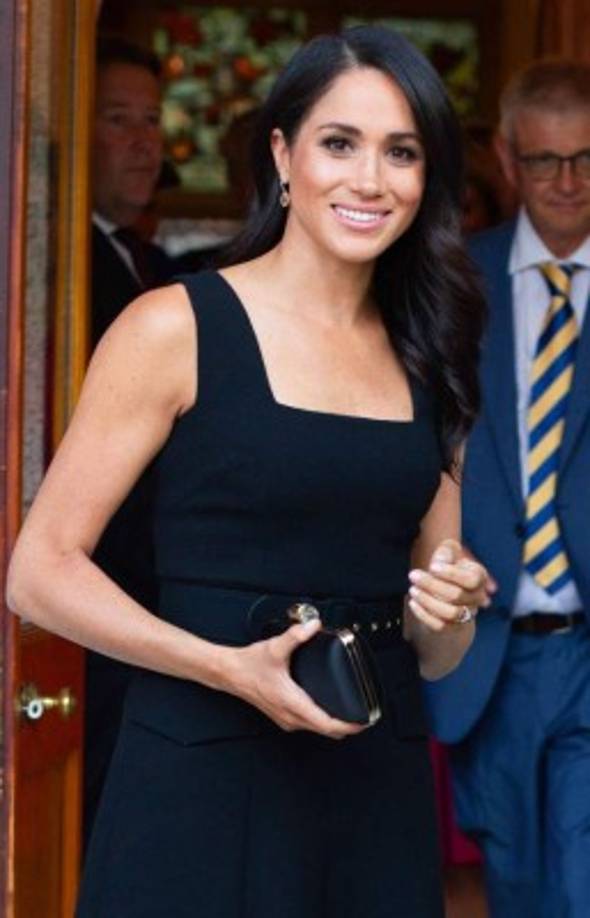 Y con este atuendo Meghan rememoró el vestido negro de 'la venganza' de lady Di. Lo hizo en su primer viaje oficial internacional a Irlanda, donde lució un elegante vestido cóctel negro, de corte midi marcando la cintura y escote cuadrado con cinturón negro y bolsillos laterales de Emilia Wickstead.