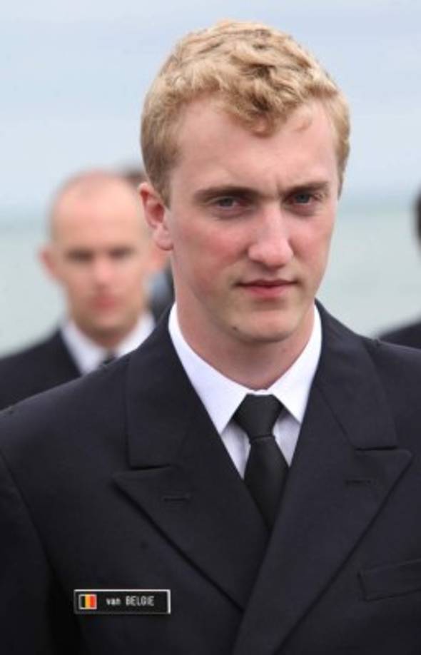 2- Príncipe Joaquín de Bélgica -<br/><br/>El príncipe Joaquín , de 25 años, mantiene un perfil bastante bajo para un joven de su edad, que puede ser una de las cosas más atractivas sobre él. En lugar de las fiestas, el joven príncipe concentra su tiempo en sus estudios. <br/><br/>Joaquín, que ocupa el noveno puesto en el trono belga, estudió en Inglaterra y Milán, donde se licenció en economía, gestión y finanzas internacionales. Después de su educación formal se unió a la Escuela Náutica en Brugge y se convirtió en un oficial de la Armada belga.