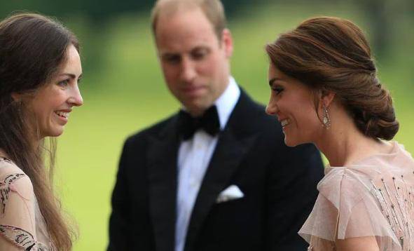Los rumores y teorías de conspiración por la ausencia de la princesa de Gales, Kate Middleton, tras someterse a una cirugía en enero pasado siguen en aumento tras la imagen retocada de la futura reina consorte junto a sus tres hijos y ahora los medios y fanáticos de la realeza vuelven a vincular al príncipe William con Rose Hanbury, la marquesa con la que supuestamente le fue infiel a su esposa.