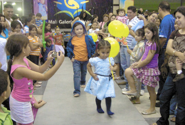 Impresionante talento infantil en Galerías