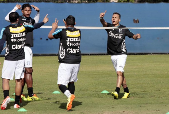 Selección de Honduras se divierte practicando fútbol-tenis