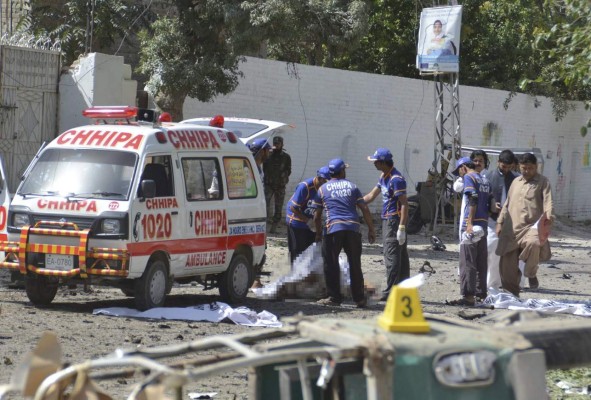 QTA170 QUETTA (PAKISTÁN) 23/06/2017.- Trabajadores de los servicios de emergencia cubren el cuerpo sin vida de una de las víctimas de un atentado con bomba en Quetta (Pakistán) hoy, 23 de junio de 2017. Al menos cinco personas murieron, entre ellas un policía, y otras 16 resultaron heridas en un atentado con bomba perpetrado hoy en las proximidades del cuartel general de la Policía en la ciudad de Quetta, en el oeste de Pakistán. EFE/Jamal Taraqai ATENCIÓN EDITORES AL CONTENIDO GRÁFICO