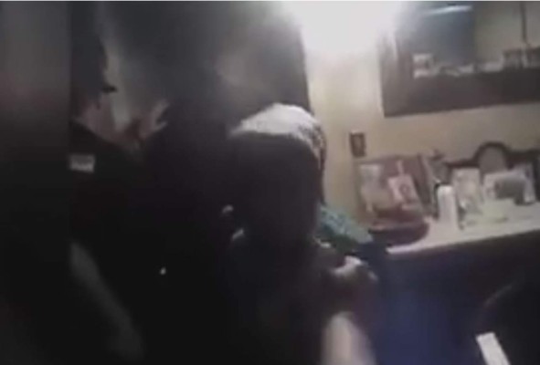 Policía rocía con gas pimienta a una anciana de 84 años