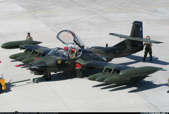 Mauricio Funes firmará compra de 12 aviones de combate A-37