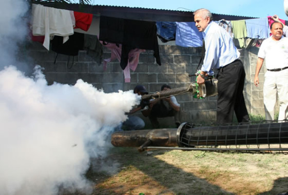 Empieza la fumigación para disminuir el dengue