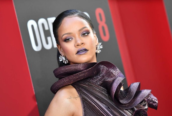 Rihanna pide perdón a sus seres queridos por no dedicarles tiempo