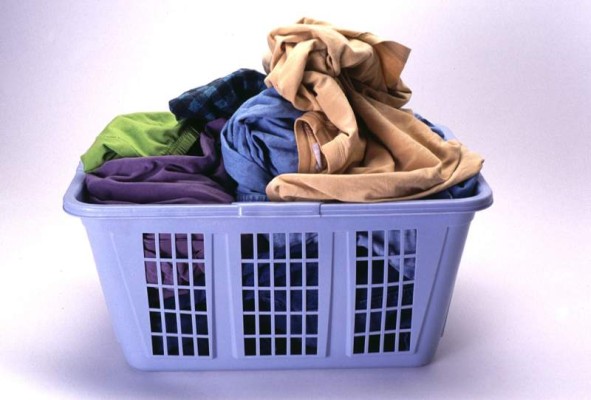 Si necesitas secar una prenda urgentemente, escúrrela bien y métela en una bolsa de plástico, después utiliza el secador del pelo.