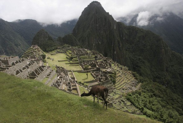 Expulsan a tres turistas europeos en Machu Picchu por mostrar el trasero