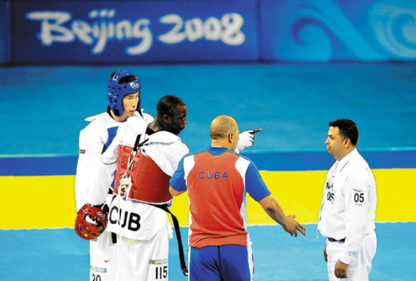 Cubano agrede a un árbitro