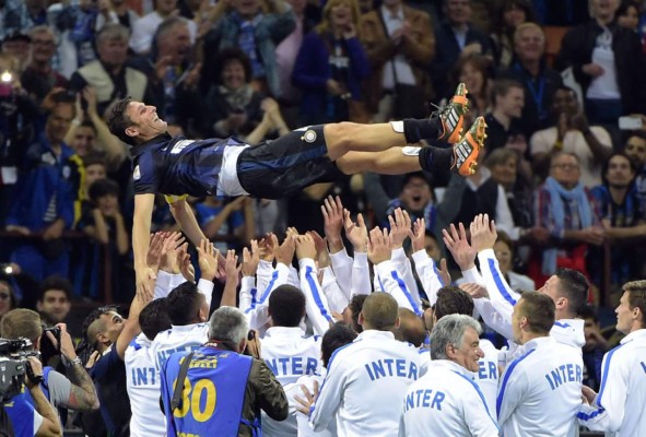 Zanetti dice adiós a la afición del Inter tras 19 años en el club