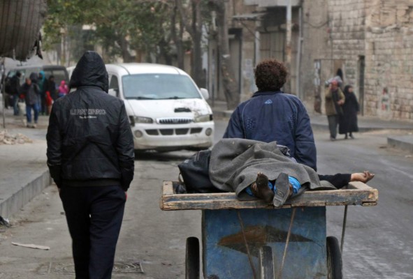 Bombardeos del régimen sirio llenan de cadáveres las calles de Alepo