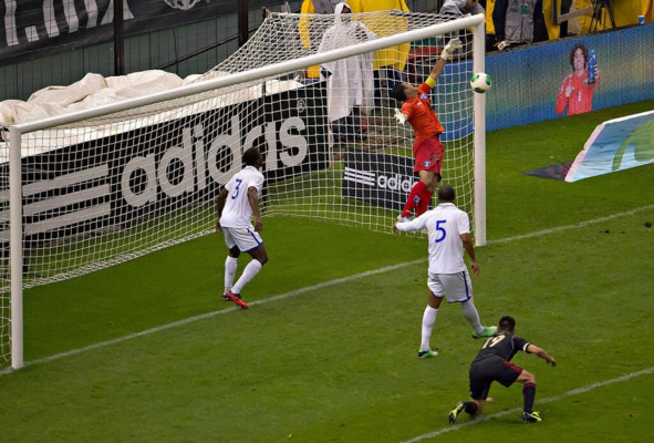 Honduras firma un histórico 'Aztecazo' y tumba a México