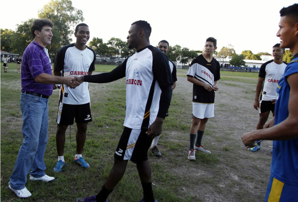 Héctor Vargas llegó a despedirse del Victoria