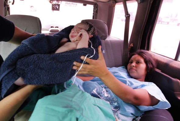 Da a luz en camioneta frente a posta policial en Honduras