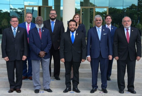 Honduras recibe la presidencia del SICA en una cumbre sin jefes de Estado