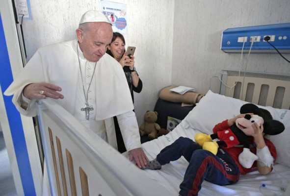 El Papa visita un hospital infantil al norte de Roma la víspera de Reyes
