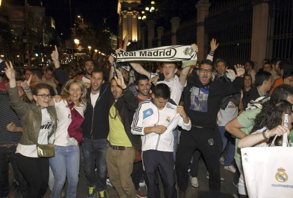 Aficionados del Real Madrid celebran clasificación a la final en La Cibeles
