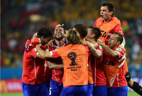 Chile sufre para derrotar a una combativa Australia en su debut