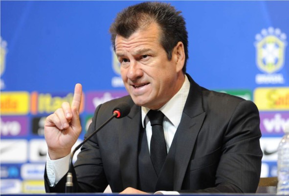 Dunga critica a sus jugadores por organizar cultos