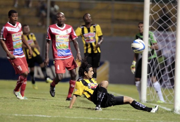 Real España empató con Real Sociedad y dejó ir otra vez la cima