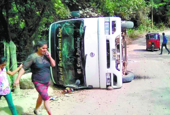 Una mujer muerta y 15 personas heridas al volcar bus rapidito