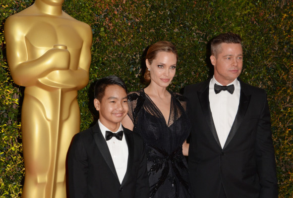 Angelina Jolie recibe Oscar por labor humanitaria