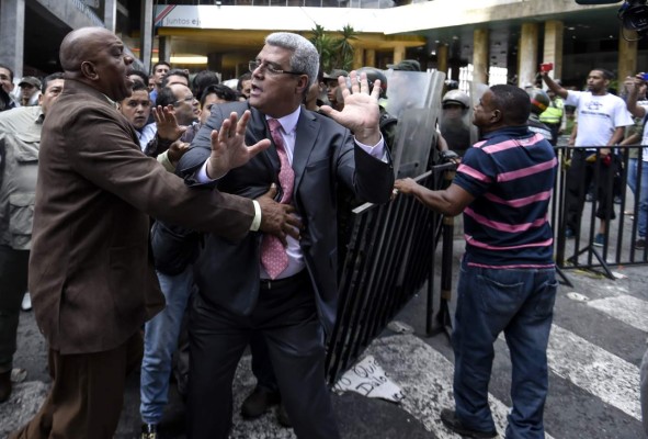 Crece tensión en Venezuela ante silencio de consejo electoral  