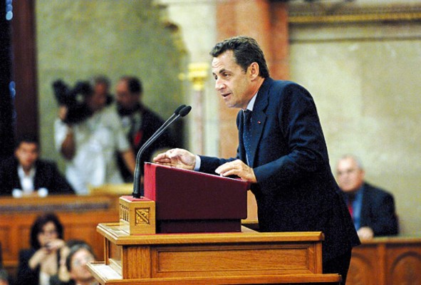 Sarkozy iría a Colombia si es útil